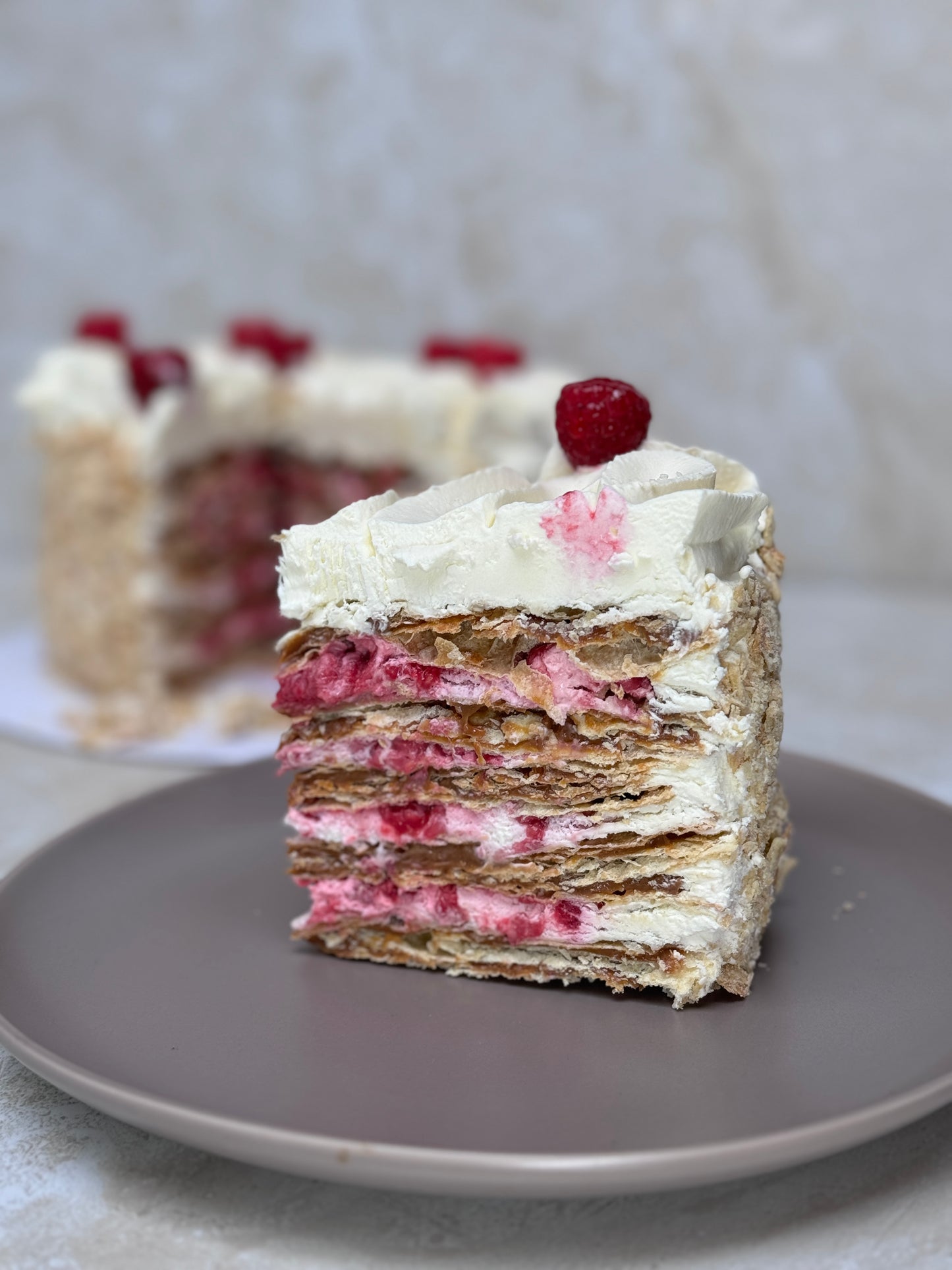 TORTA MANJAR, CREMA Y FRAMBUESA